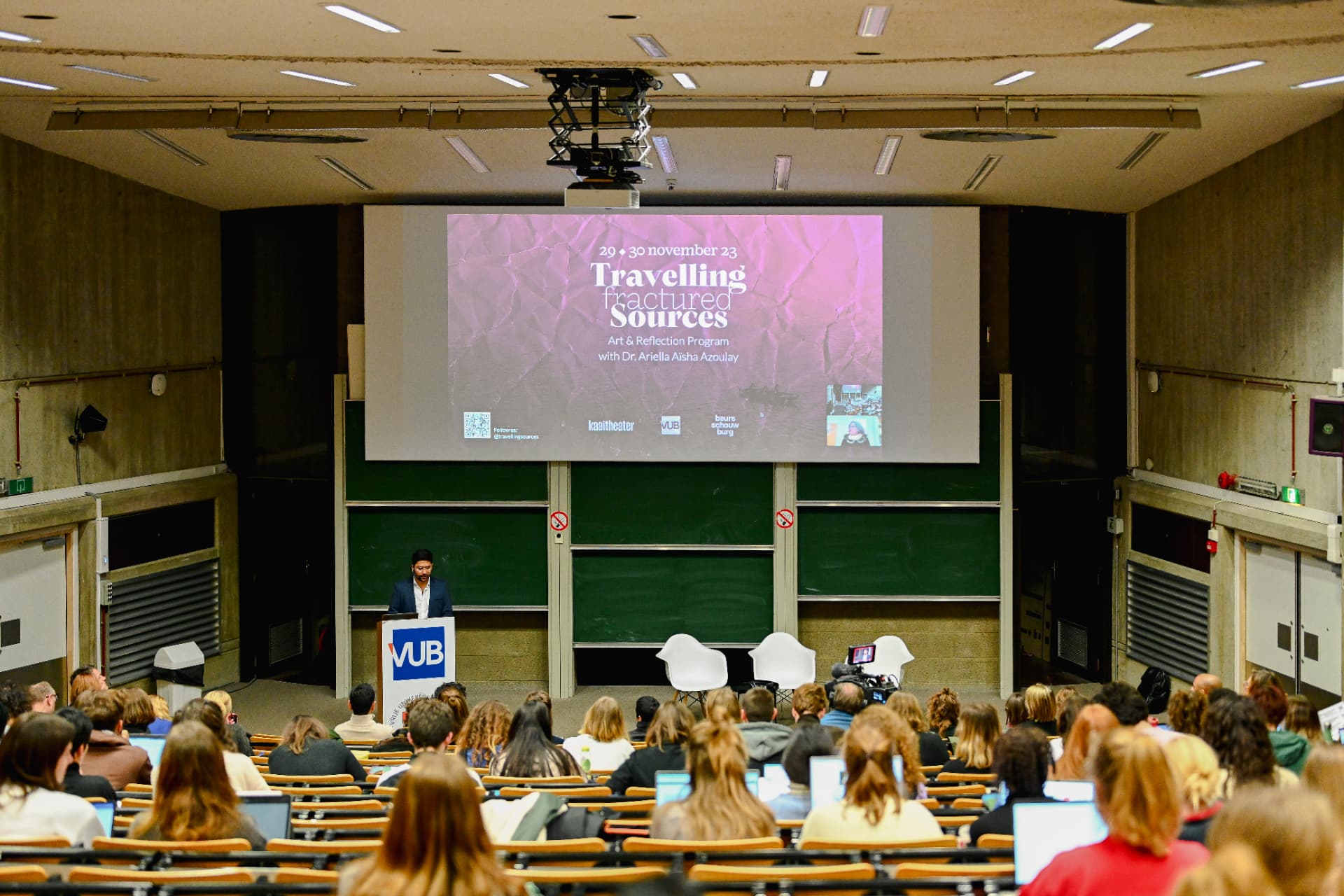 Lecture hall presentation at Travelling Fractured Sources, VUB